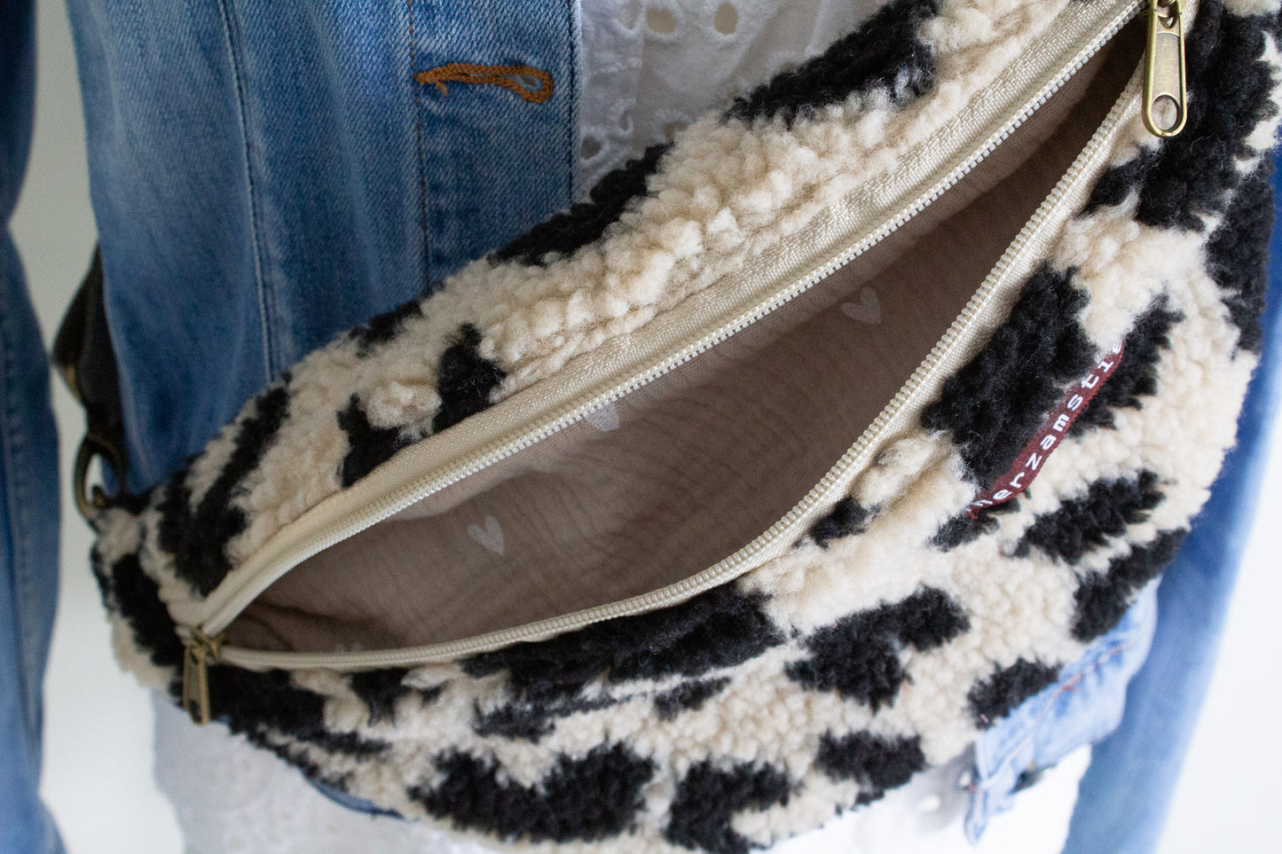 Bauchtasche Leo aus weichem Teddyfleece und Musselin