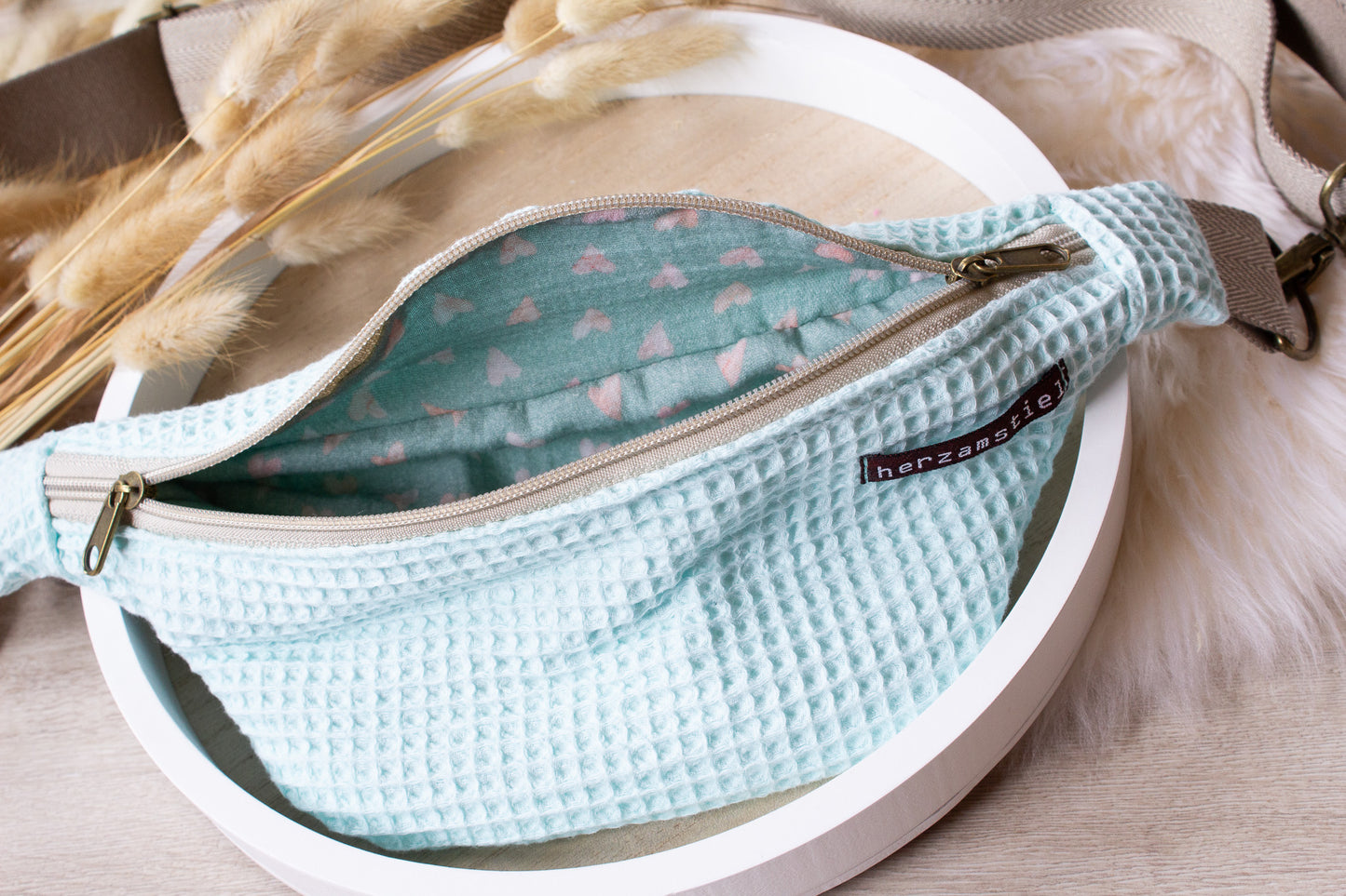 Bauchtasche mint mit Herzen aus Waffelpiqué und Musselin