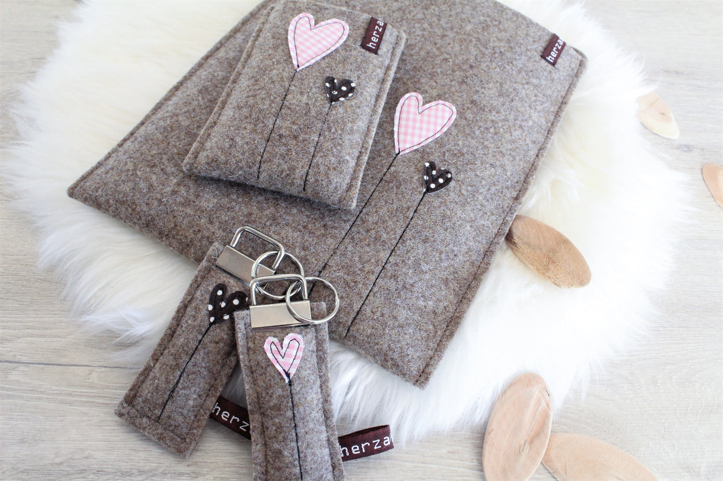 Tablethülle nach Wunschmaß beige aus hochwertigen Wollfilz handgenäht in Deutschland