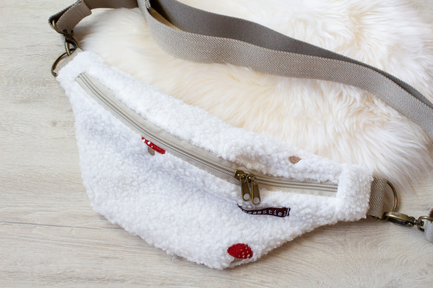 Bauchtasche Fliegenpilz aus weichem Teddyfleece und Musselin