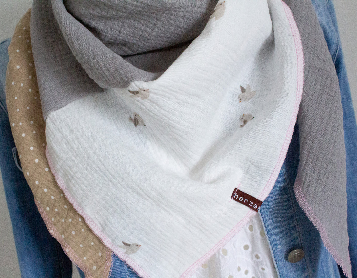 Leichtes Dreieckstuch handgenäht für Erwachsene aus besonders kuschelig weichen Baumwollmusselin