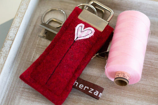Schlüsselanhänger aus hochwertigen Wollfilz handgenäht in Deutschland