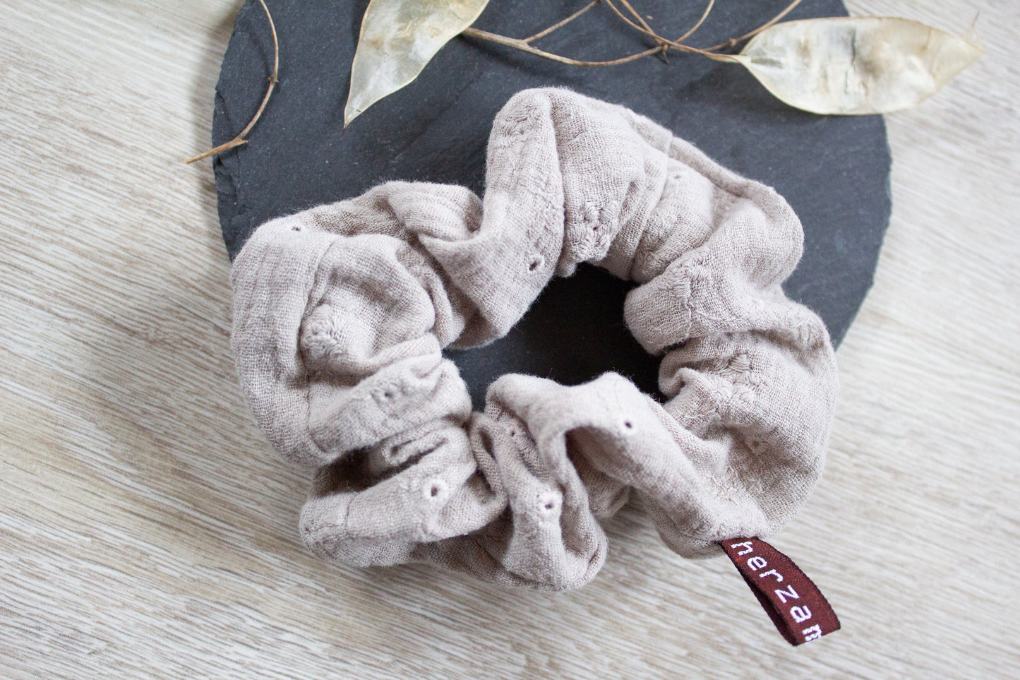 Haargummi Scrunchie aus hochwertigen Musselin handmade in Deutschland