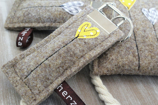 Schlüsselanhänger aus hochwertigen Wollfilz handgenäht in Deutschland