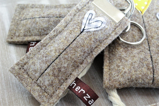 Schlüsselanhänger aus hochwertigen Wollfilz handgenäht in Deutschland
