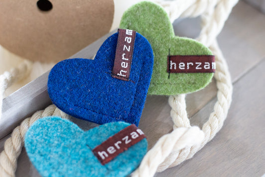 Lesezeichen royalblau Herz zum Aufstecken aus hochwertigen Wollfilz handgenäht in Deutschland