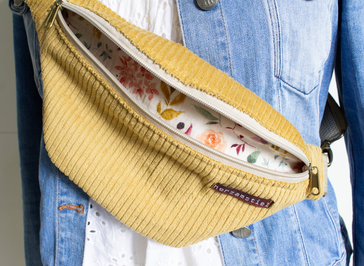 Bauchtasche senfgelb aus weichem Cord und Musselin