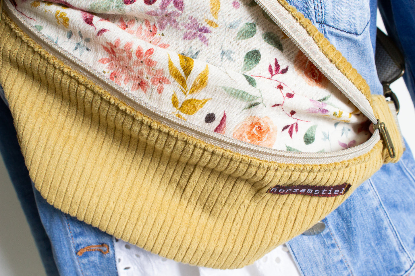 Bauchtasche senfgelb aus weichem Cord und Musselin