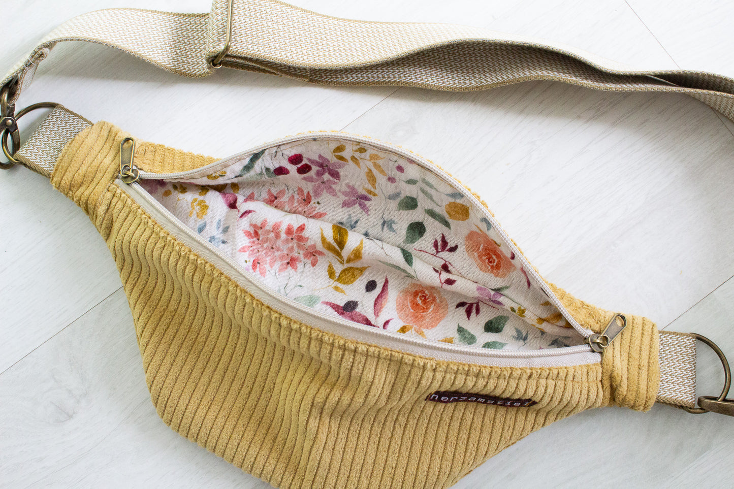 Bauchtasche senfgelb aus weichem Cord und Musselin