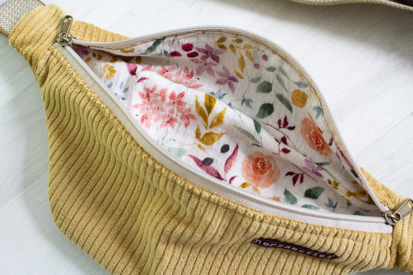 Bauchtasche senfgelb aus weichem Cord und Musselin