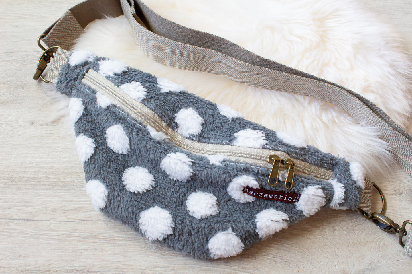 Bauchtasche Dots aus weichem Teddyfleece und Musselin