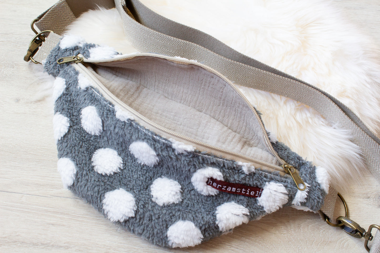Bauchtasche Dots aus weichem Teddyfleece und Musselin