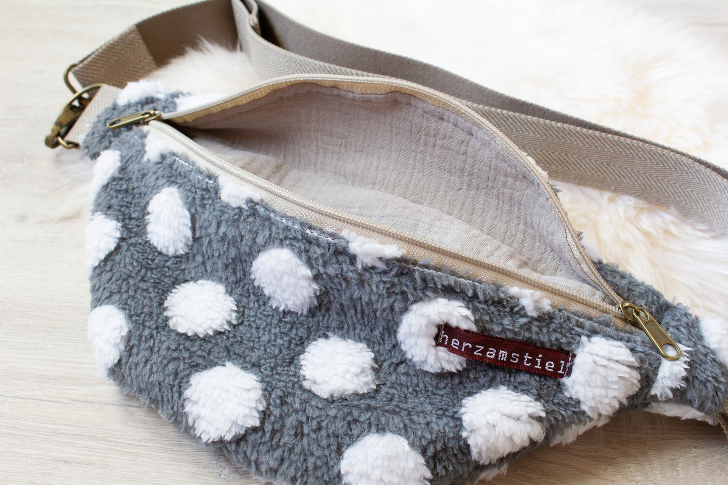 Bauchtasche Dots aus weichem Teddyfleece und Musselin