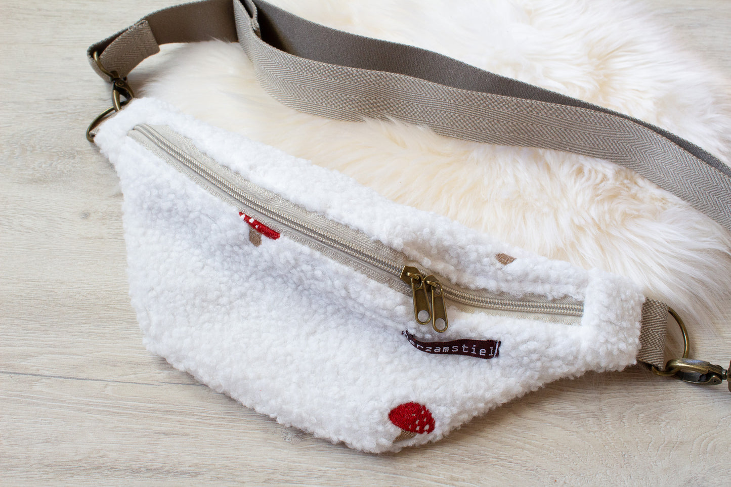 Bauchtasche Fliegenpilz aus weichem Teddyfleece und Musselin