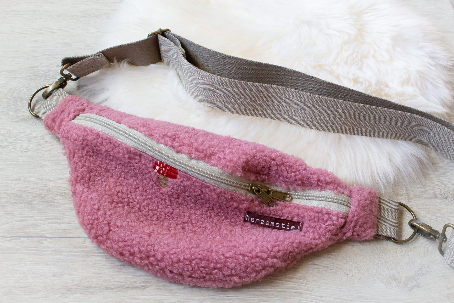 Bauchtasche Fliegenpilz aus weichem Teddyfleece und Musselin