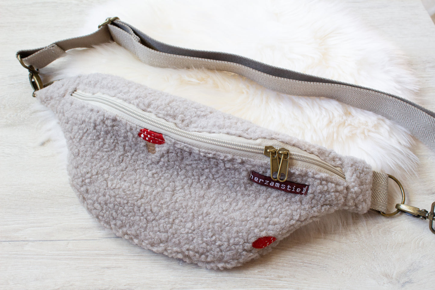 Bauchtasche Fliegenpilz aus weichem Teddyfleece und Musselin