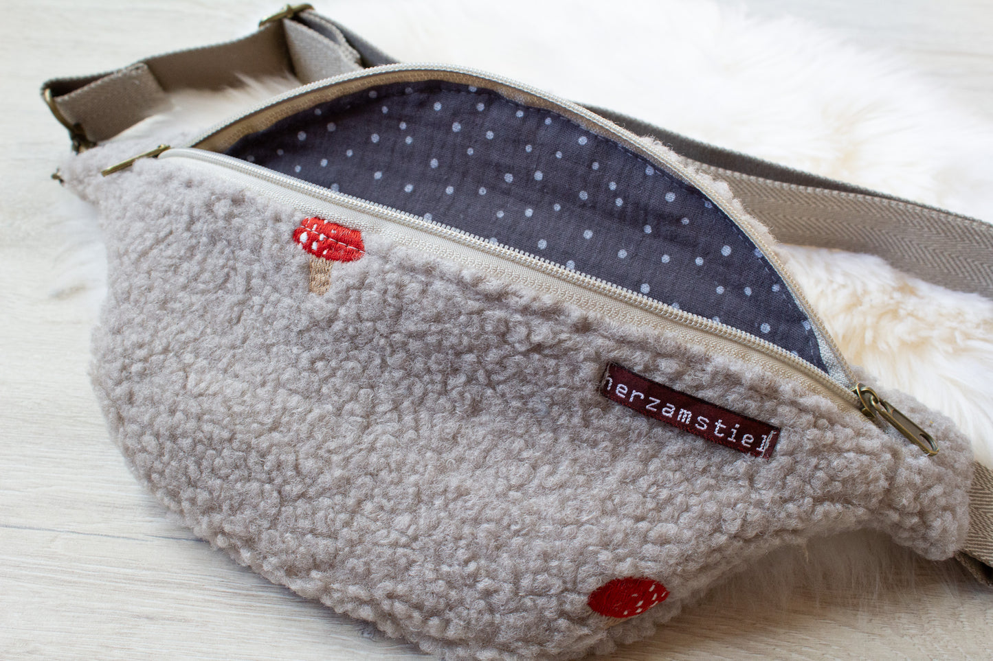 Bauchtasche Fliegenpilz aus weichem Teddyfleece und Musselin