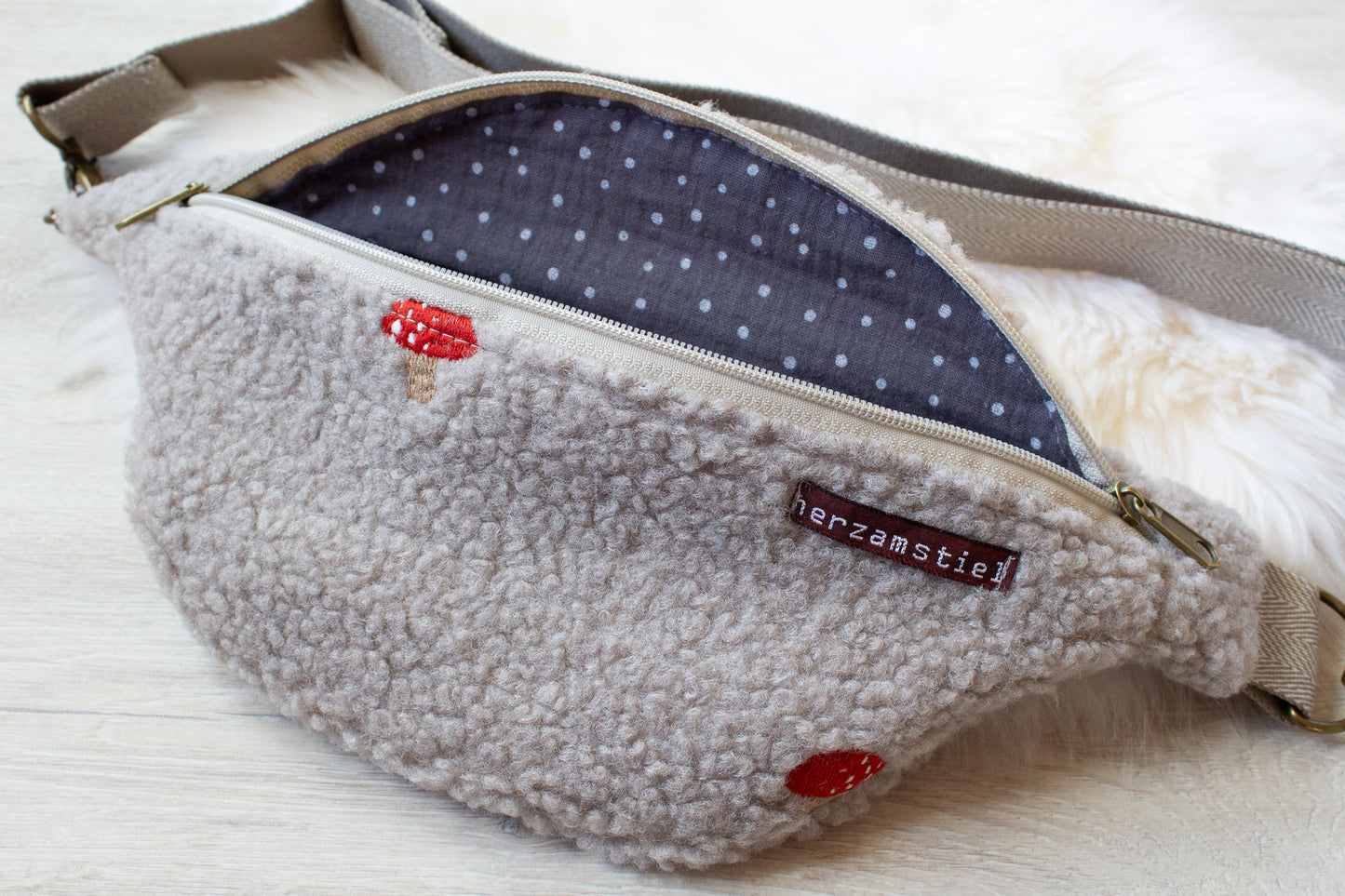 Bauchtasche Fliegenpilz aus weichem Teddyfleece und Musselin