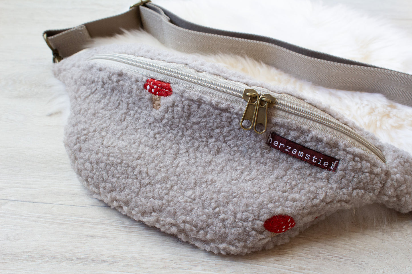Bauchtasche Fliegenpilz aus weichem Teddyfleece und Musselin