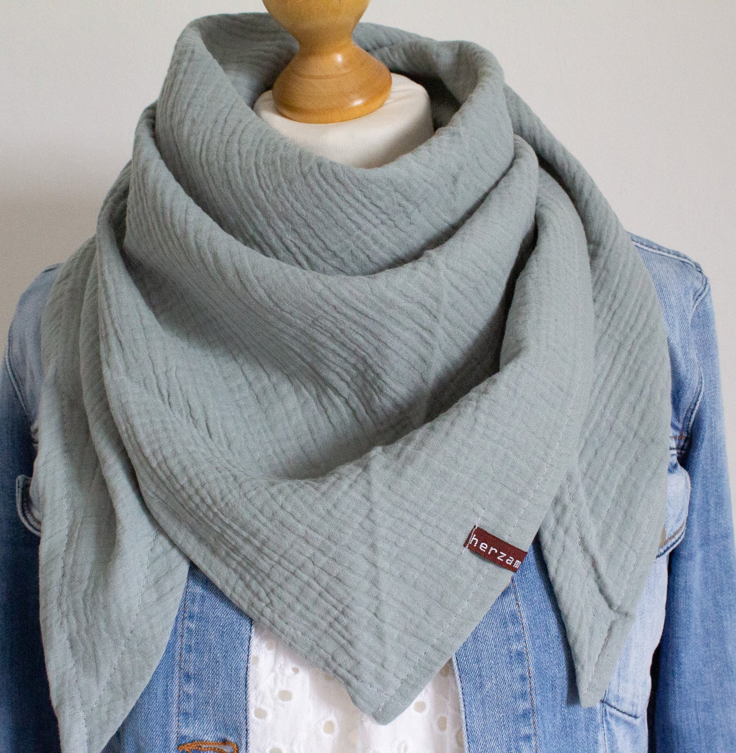 Leichtes Dreieckstuch *helles altgrün* Musselintuch handgenäht für Erwachsene aus besonders kuschelig weichen Baumwollmusselin mit viel Liebe für Dich einzigartig angefertigt in Deutschland