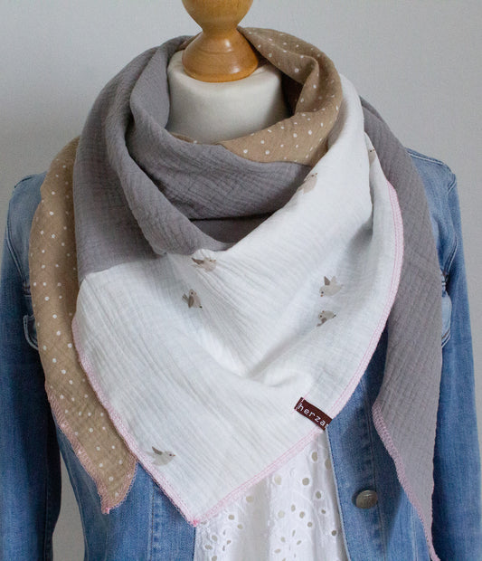 Leichtes Dreieckstuch handgenäht für Erwachsene aus besonders kuschelig weichen Baumwollmusselin