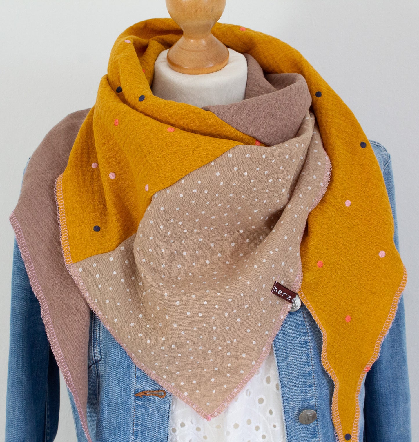 Leichtes Dreieckstuch handgenäht für Erwachsene aus besonders kuschelig weichen Baumwollmusselin